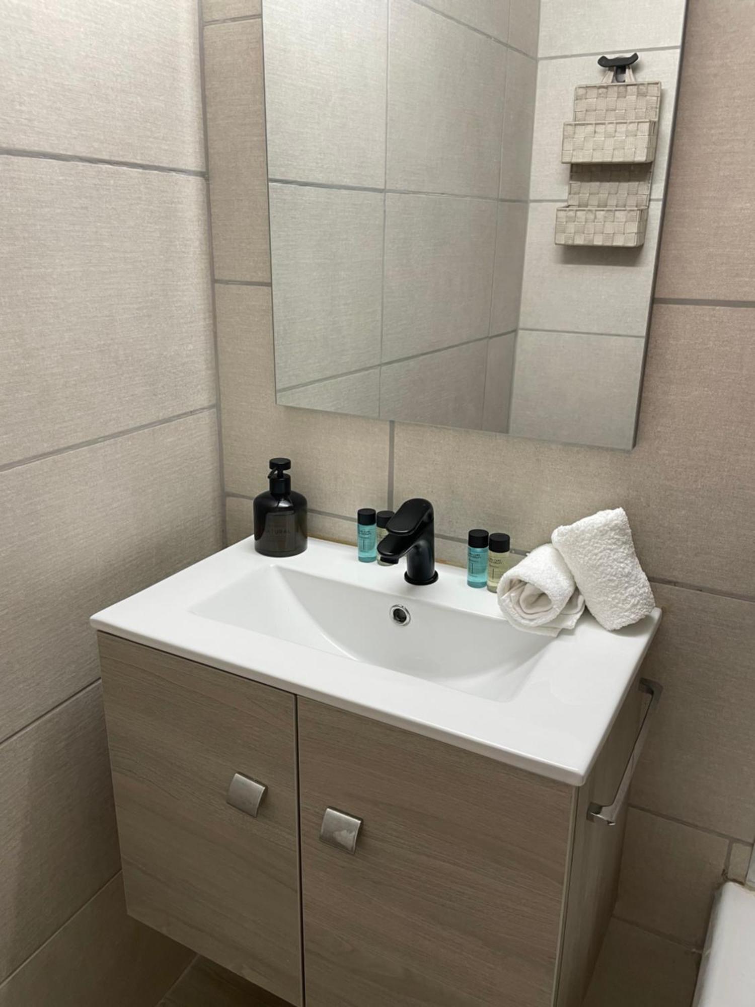 Vivian Modern Apartment Ateny Zewnętrze zdjęcie